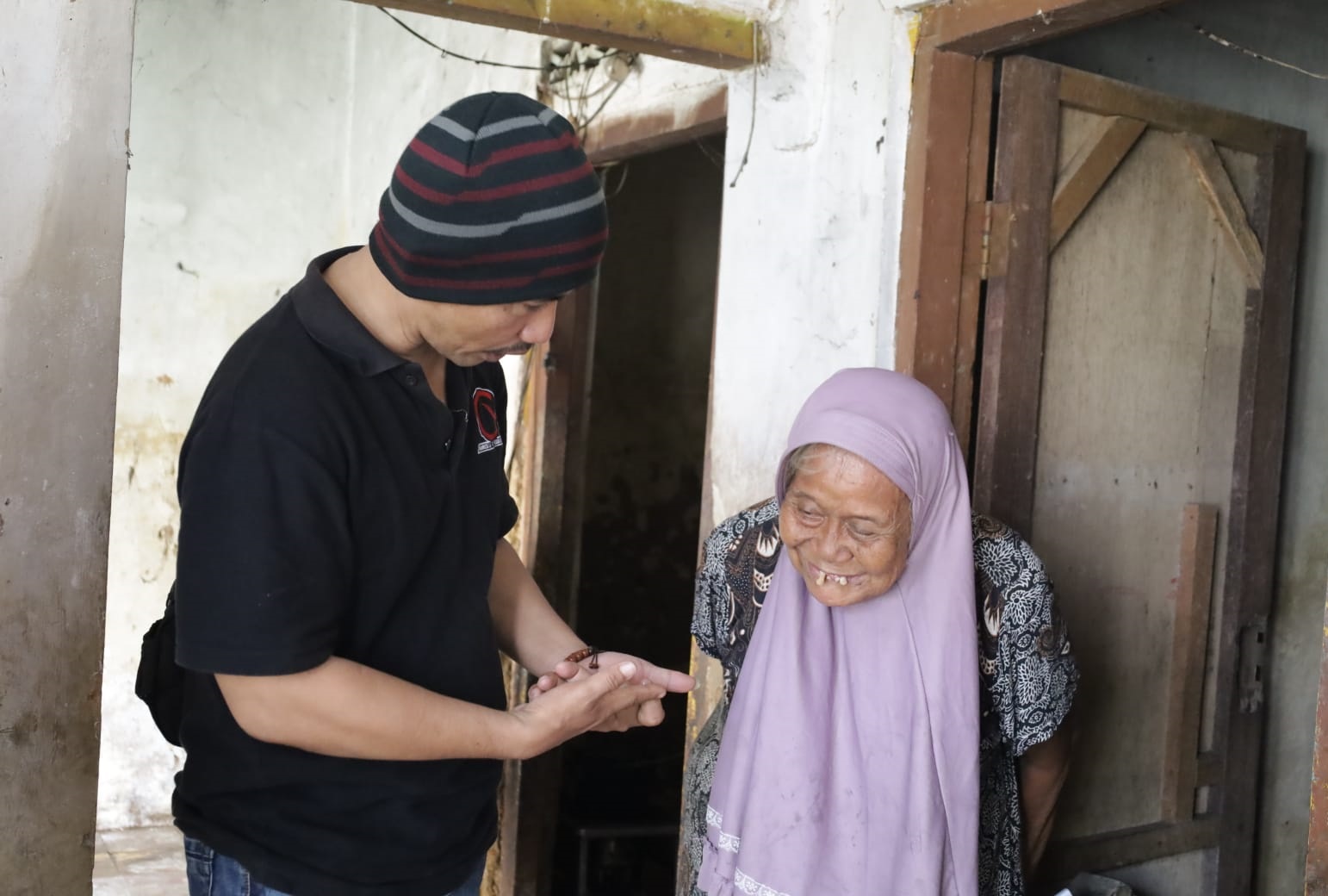 Mbah Latif Mendapatkan Bantuan Sembako dari G25 Indonesia 2